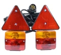 AK06-028_zestaw-lamp-tylnych-na-magnes-z-trojkatem-przewod-7-2-m-z-wtyczka-lzp076t-aparts.webp